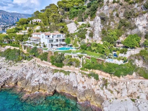 Villa néo-classique pieds dans l’eau