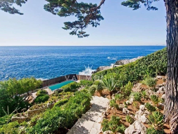 Provençal waterfront villa in Saint-Jean-Cap-Ferrat
