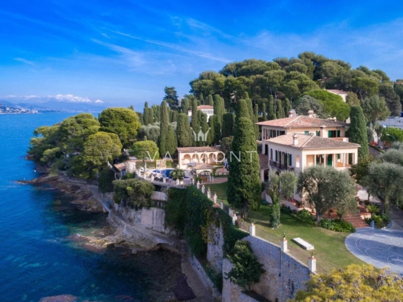 Sublime villa pieds dans l’eau