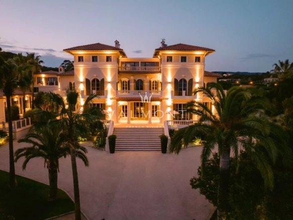 Villa de prestige vue mer à proximité des plages