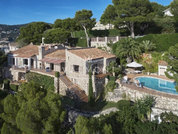 A 6 BEDROOM WATERFRONT VILLA WITH DIRECT ACCESS TO THE SEA