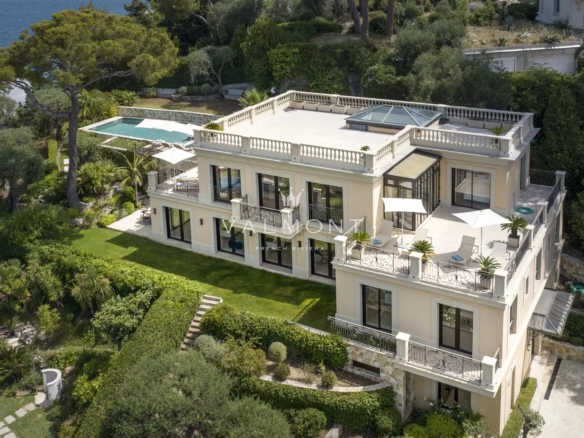 Elegant property dominating the sea