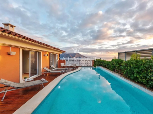 Elegant property with panoramic sea view