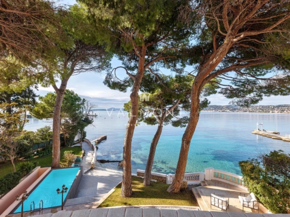 Exceptional waterfront villa