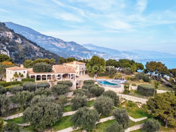 Villa élégante style néo-provençale avec vue sur Monaco