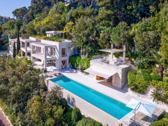 Contemporary villa with panoramic sea view