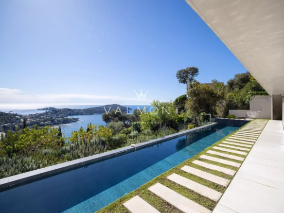 Luxury property with panoramic sea view