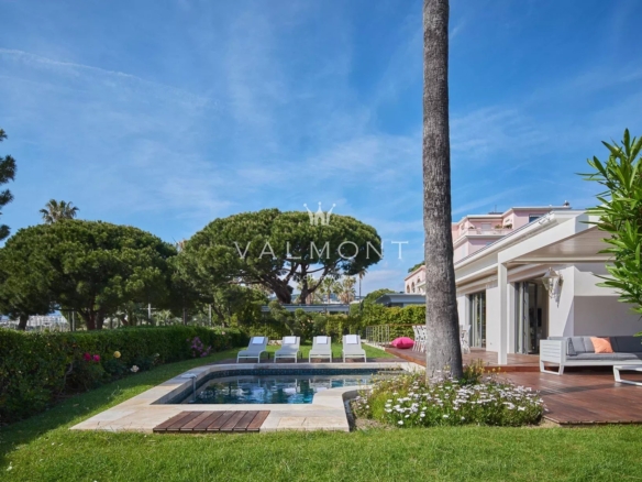 Beautiful sea front villa in Cannes