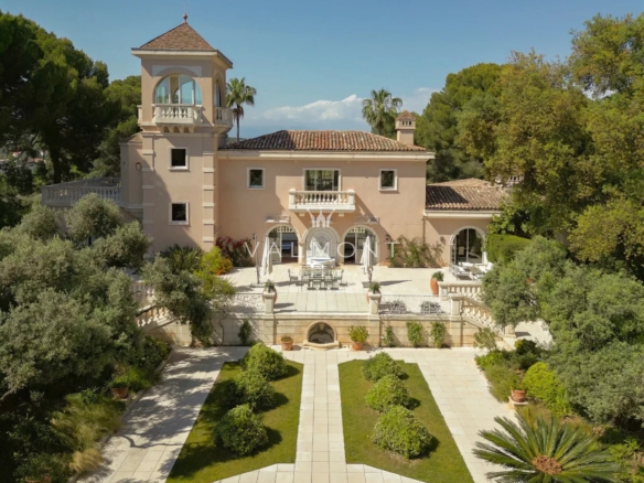 Beautiful renovated bell tower in the Cap d’Antibes