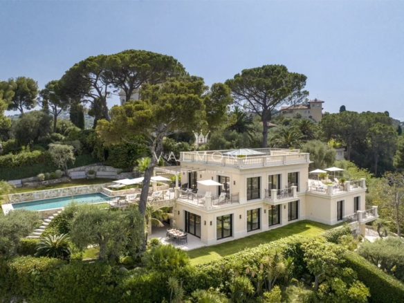 Elegante villa dominant la mer à Saint Jean Cap Ferrat