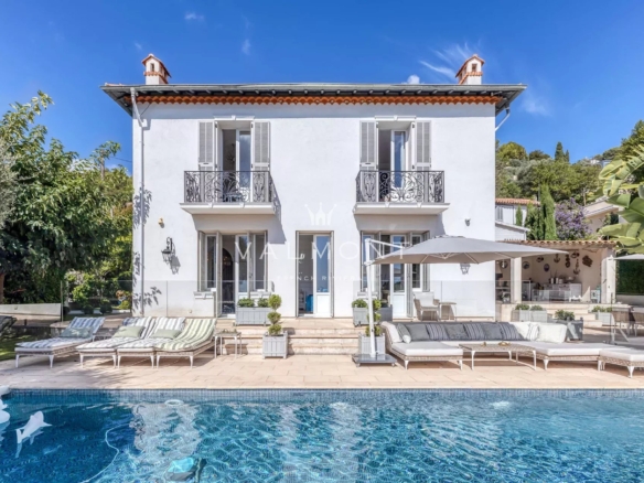 Villa raffinée perchée au-dessus du village