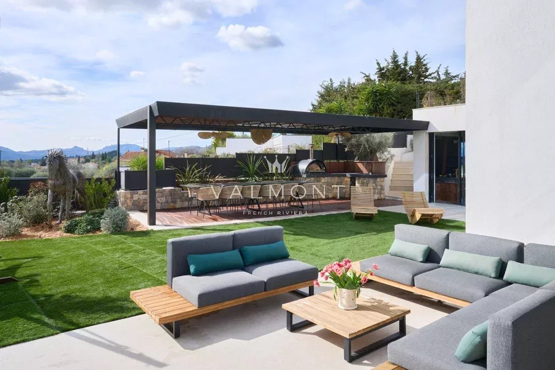 851118bea2bce0a26ad60246bc1f9e8c_3d2ffeec95_1100-original-78490-0.jpg Villa contemporaine 7 chambres Mougins