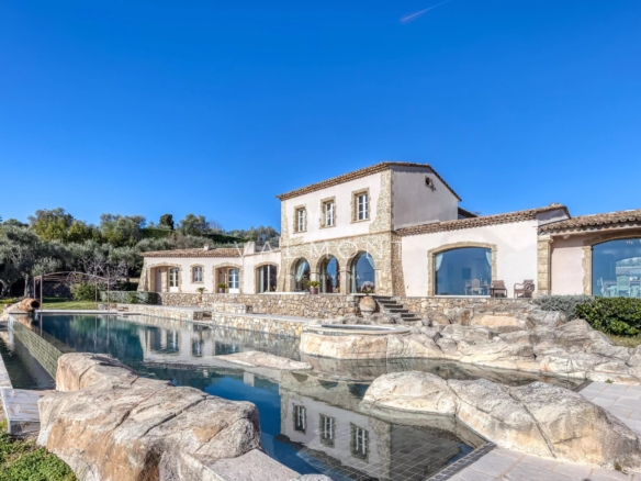 Bastide en pierre exposée plein sud avec vues mer panoramiques