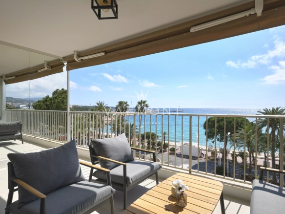 Two bedrooms apartment on the Croisette