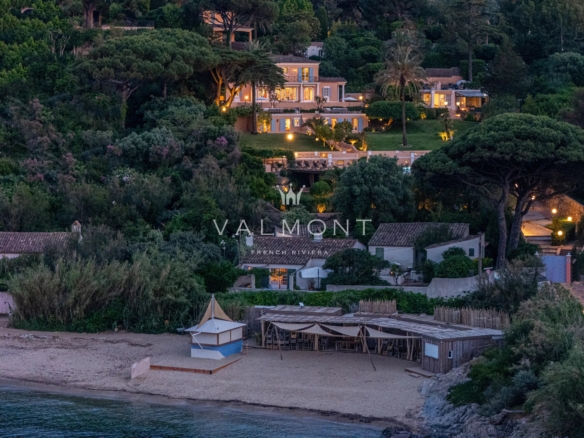 Location de villa de luxe en bord de mer à Saint-Tropez avec accès privé à la mer