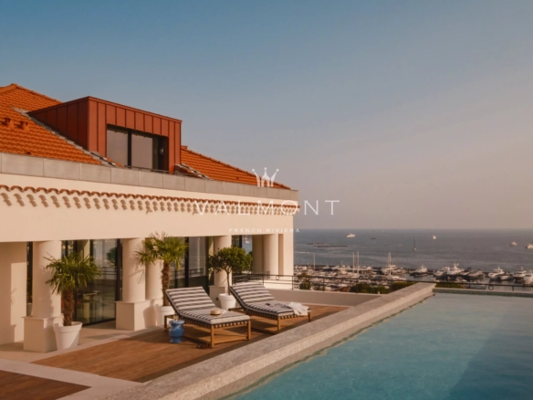 Prestigious penthouse at the top of an iconic residence