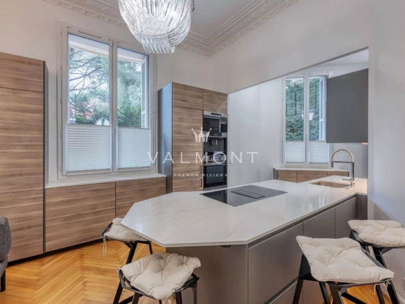 Magnificent apartment in an art deco building