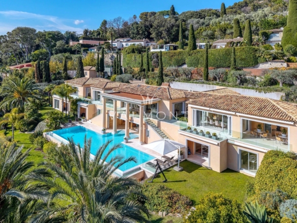 Private Hillside Estate With Panoramic Sea Views