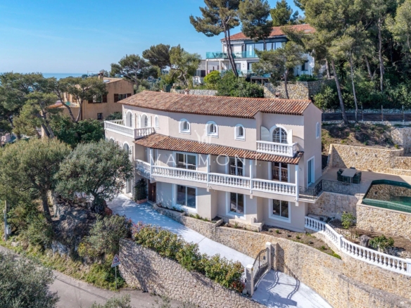 Newly built villa with panoramic sea views