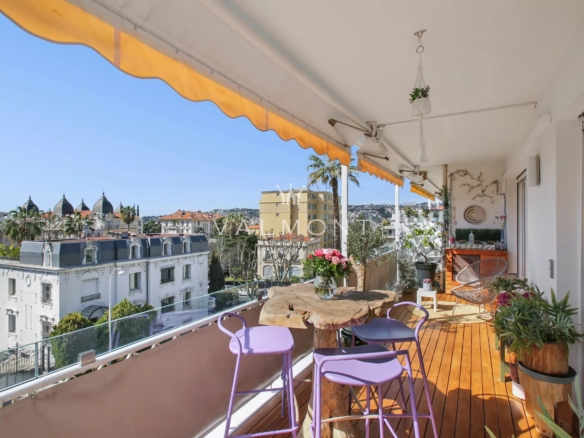 Elegant Three-Bedroom Apartment in Nice