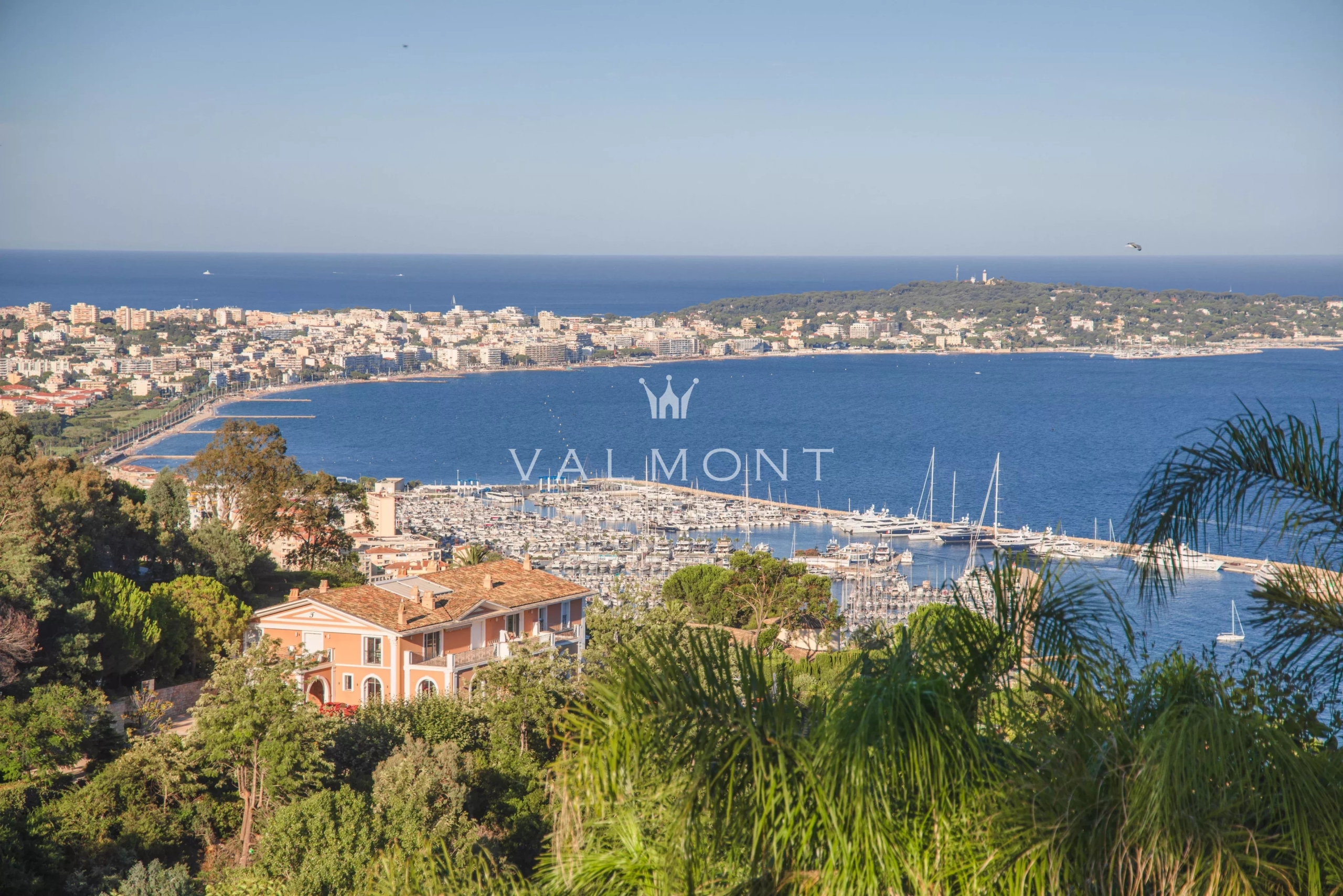 09d5aad3f36e87b361d7a6ed25af1d03_a6b8159499_4096-original-84870-0.jpg Exceptional contemporary villa near Cannes