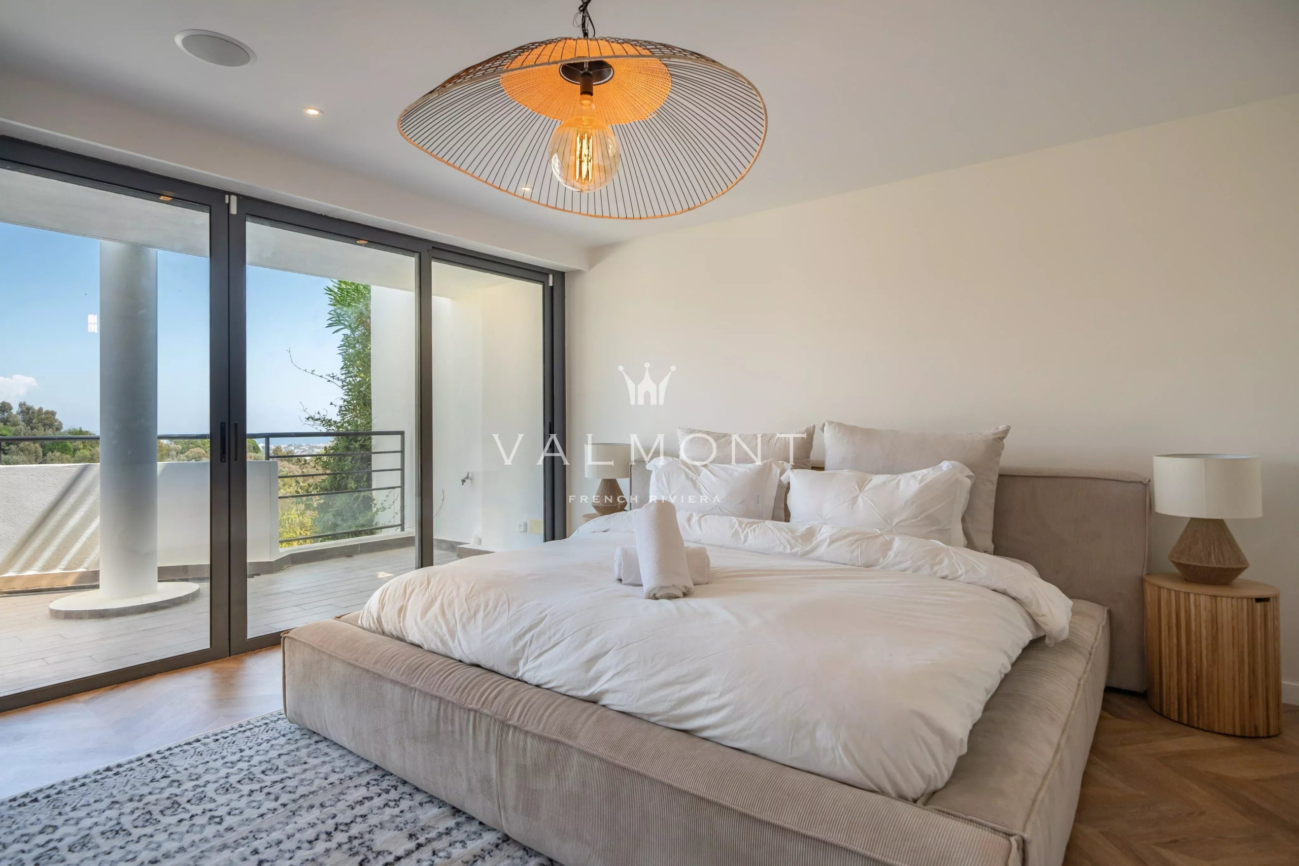 0a27dd060696c2a1b8befc0f23eefa91_823908fe31_4096-original-84870-0.jpg Exceptional contemporary villa near Cannes