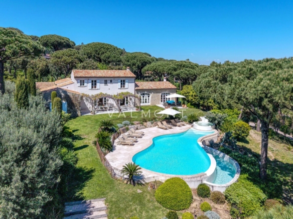 A Charming Provençal Villa between Vines and Sea