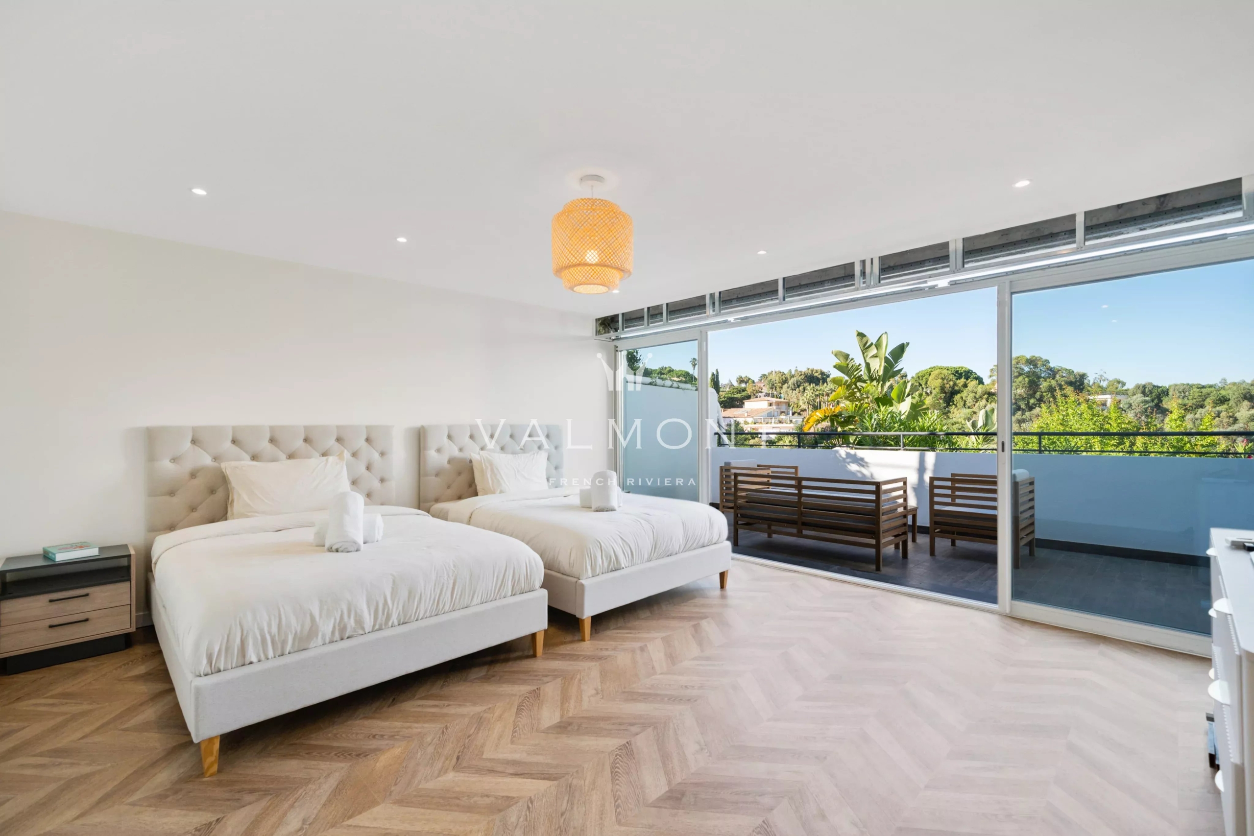 3683284e51701396155b896a444a7461_0ff0c083c3_4096-original-84870-0.jpg Exceptional contemporary villa near Cannes