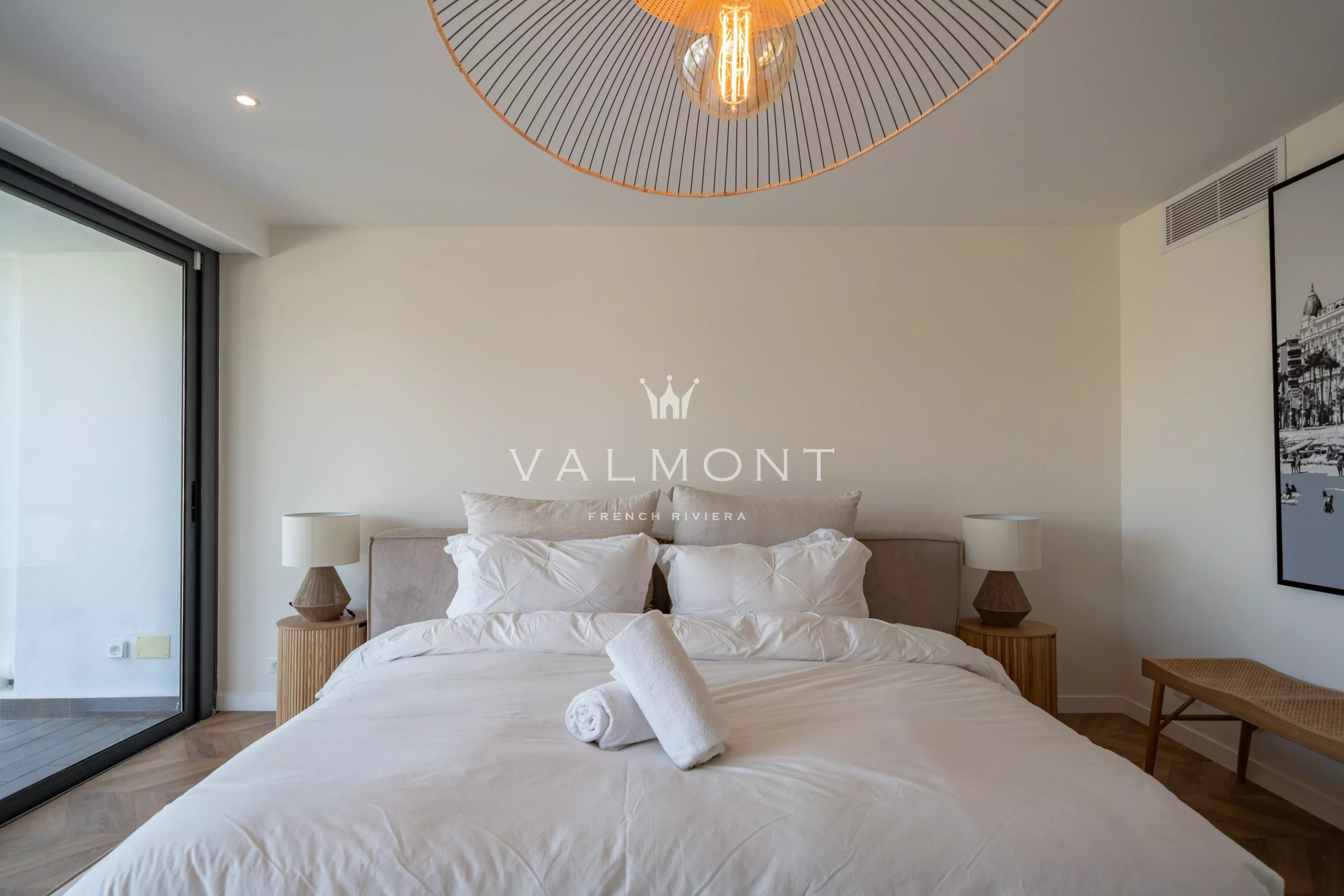 3fd541318d86e0d8544f5564d6074794_6c52398bd2_4096-original-84870-0.jpg Exceptional contemporary villa near Cannes