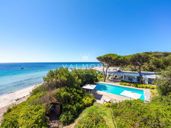 Rare beachfront villa in Saint-Tropez