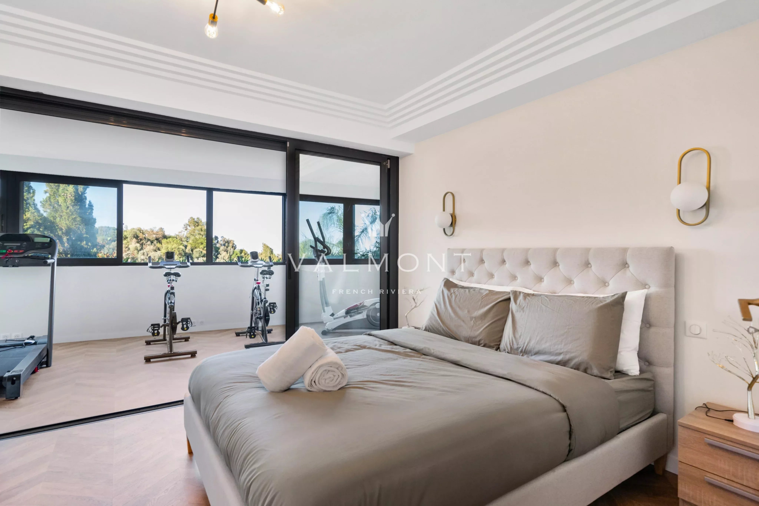 5167160a41f147e4e50bfac5b24f7375_f94266f070_4096-original-84870-0.jpg Exceptional contemporary villa near Cannes