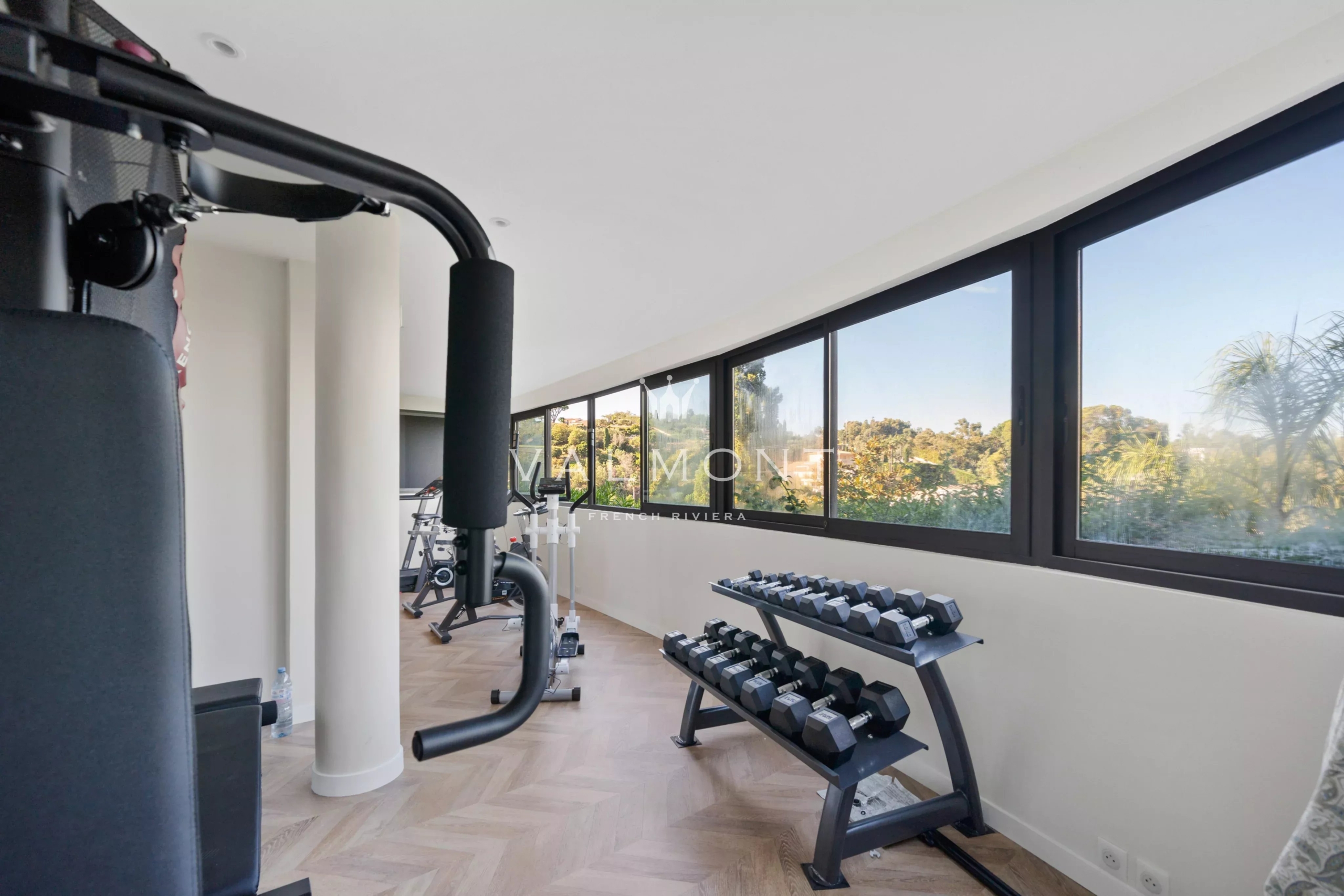 5b73ebaad64899a29c2b0e32524e1579_0d17557dea_4096-original-84870-0.jpg Exceptional contemporary villa near Cannes