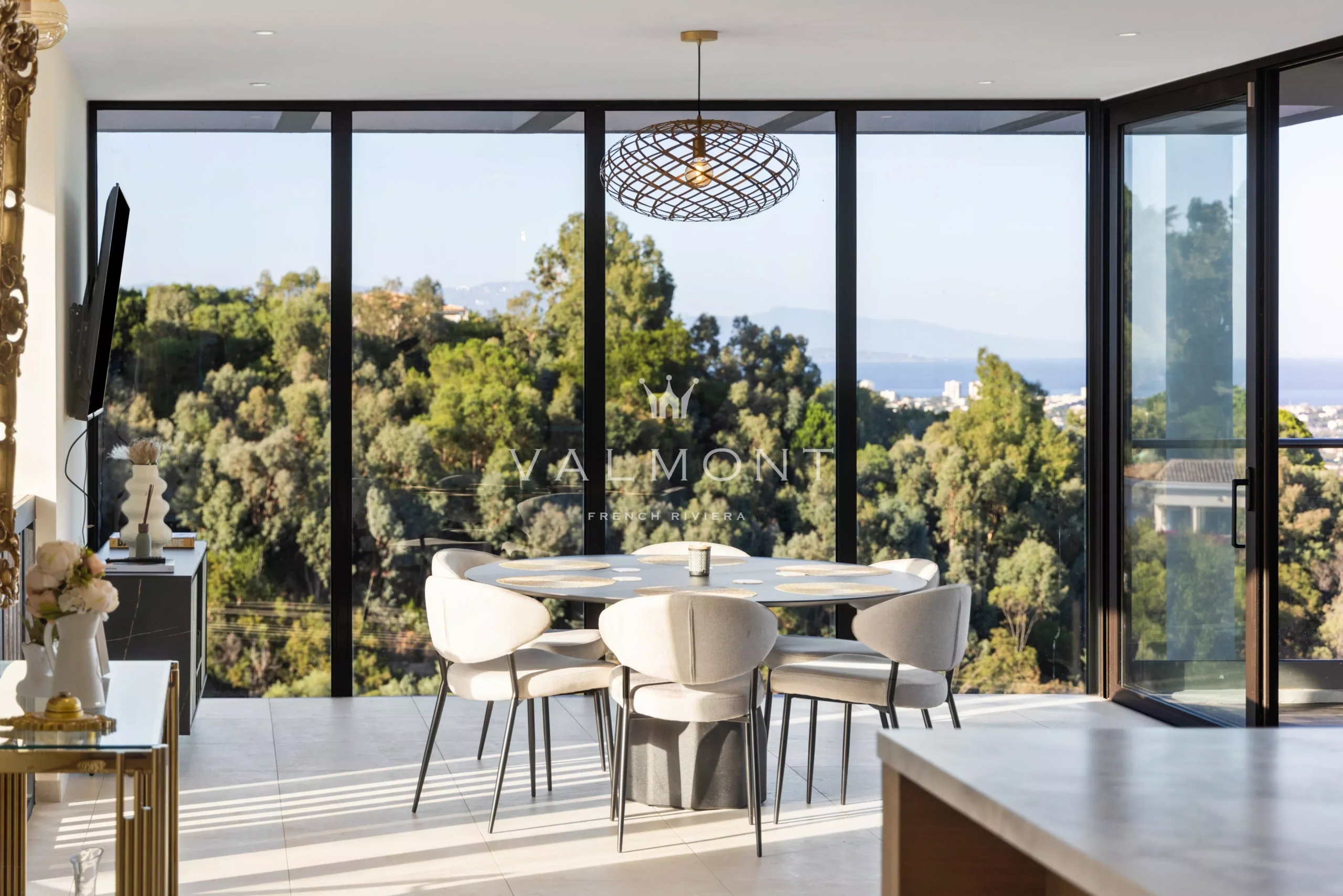 5ee2a6d2b0b23028789e0d910c7e0d3f_7dfdfaa58b_4096-original-84870-0.jpg Exceptional contemporary villa near Cannes