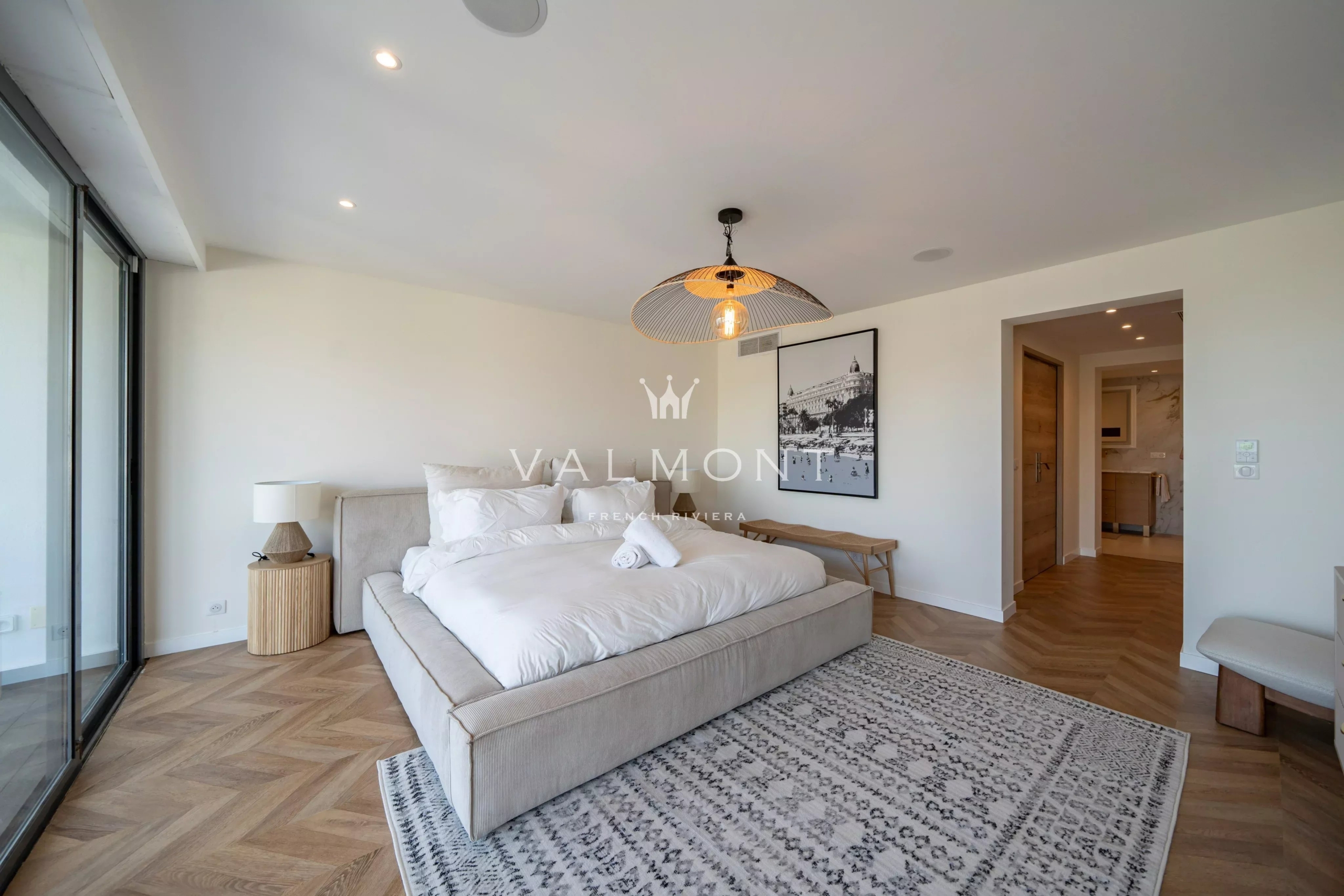 72e7ee97e2220881c8376643e1aa4a80_1c879409b2_4096-original-84870-0.jpg Exceptional contemporary villa near Cannes