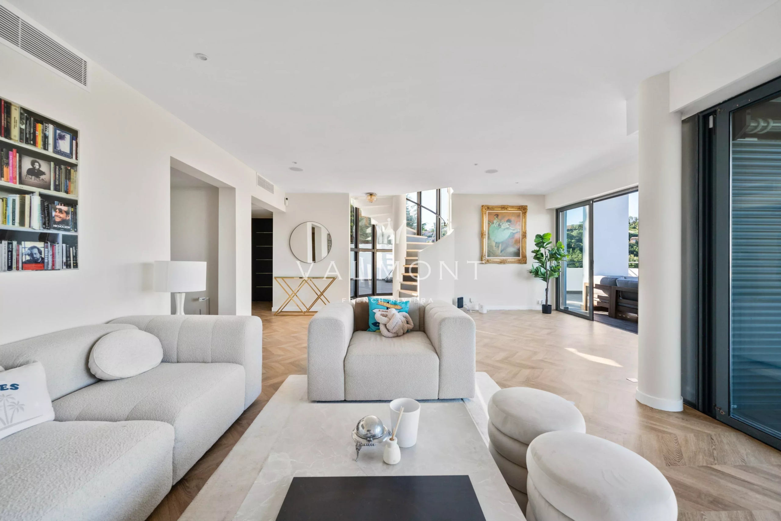 73b7f4ff499cbaea5dc4b32fce3381aa_8c5953bf67_4096-original-84870-0.jpg Exceptional contemporary villa near Cannes