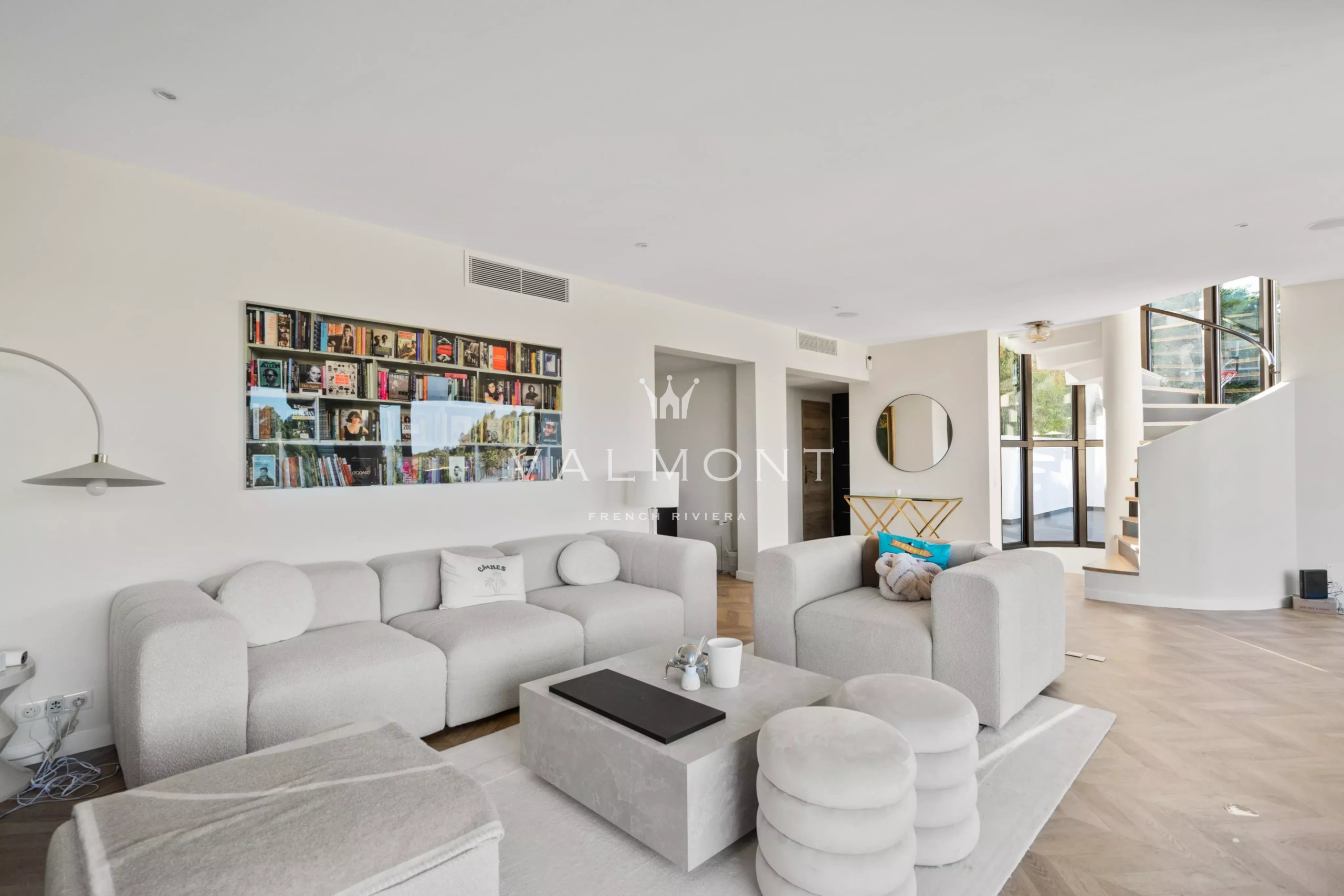 853f5bdc6467cf67ca8f147aae714632_fb39b28725_4096-original-84870-0.jpg Exceptional contemporary villa near Cannes