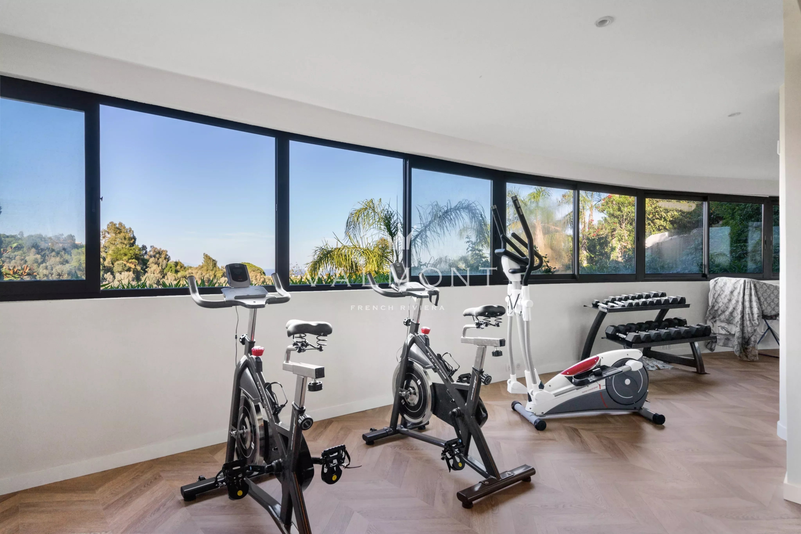 9105dc818a7b20516bebb372978ef401_0a0ed88f2f_4096-original-84870-0.jpg Exceptional contemporary villa near Cannes