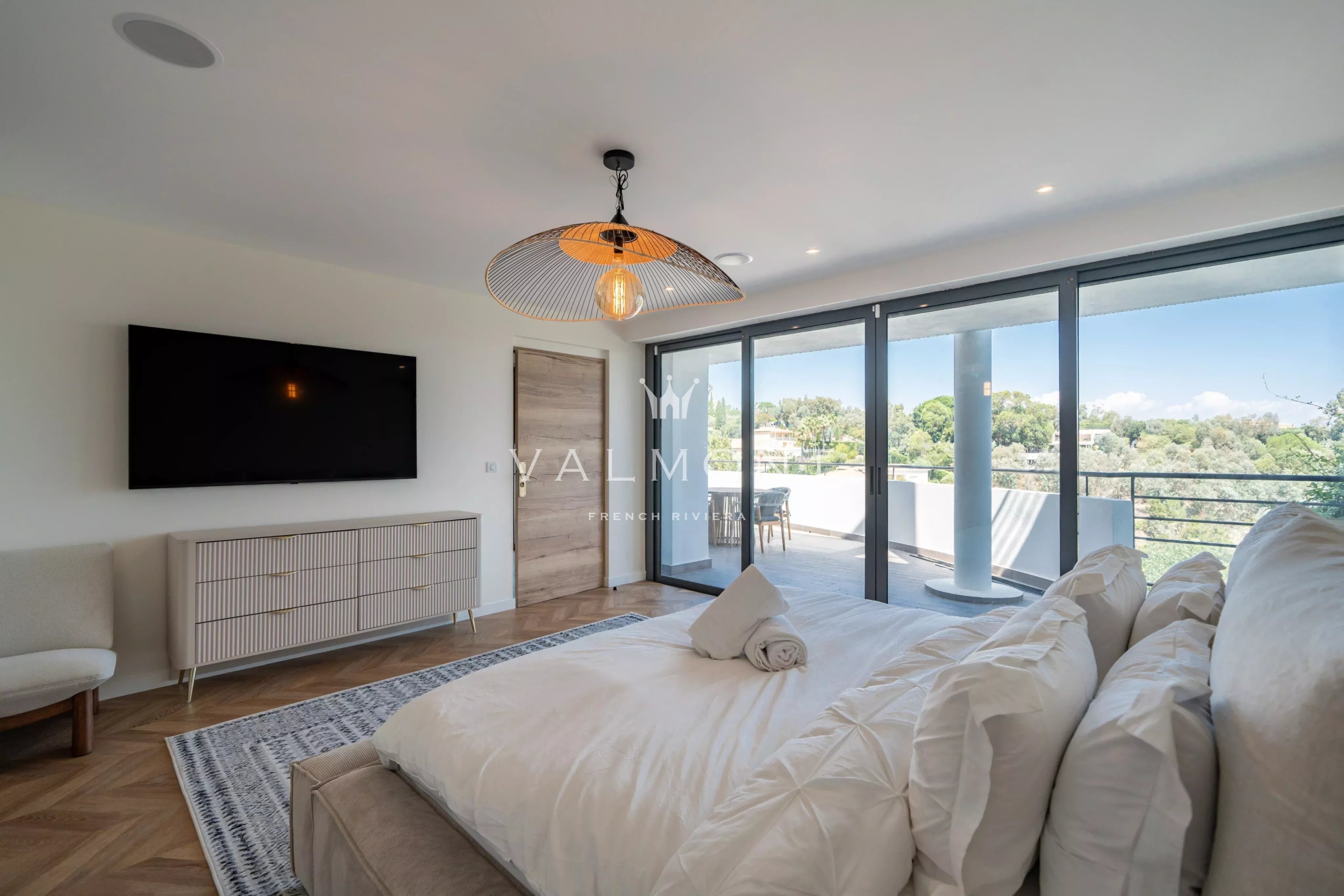 9cdf76d525dfedcb4e124d2d39f7f724_e23373f5cc_4096-original-84870-0.jpg Exceptional contemporary villa near Cannes