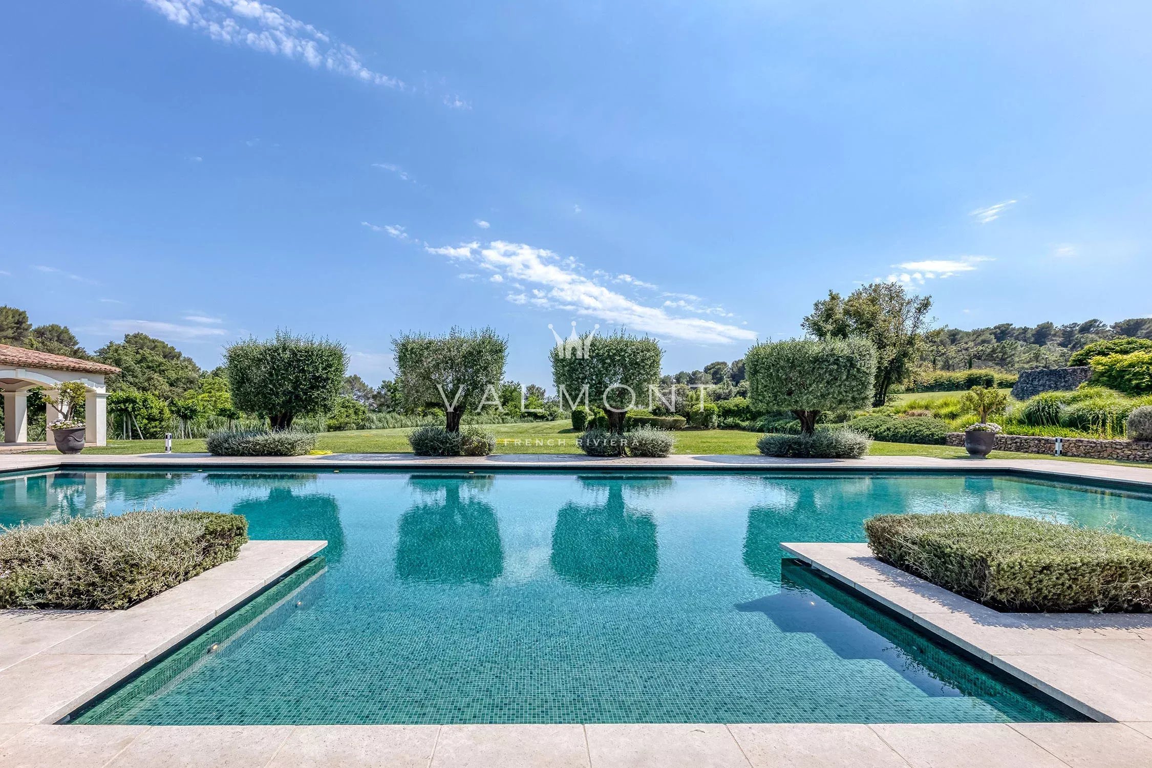 06fc82cd7a257030435e4baebfe176b9_57637d34c3_2250-original-85100-0.jpg Villa de luxe contemporaine au charme provençal