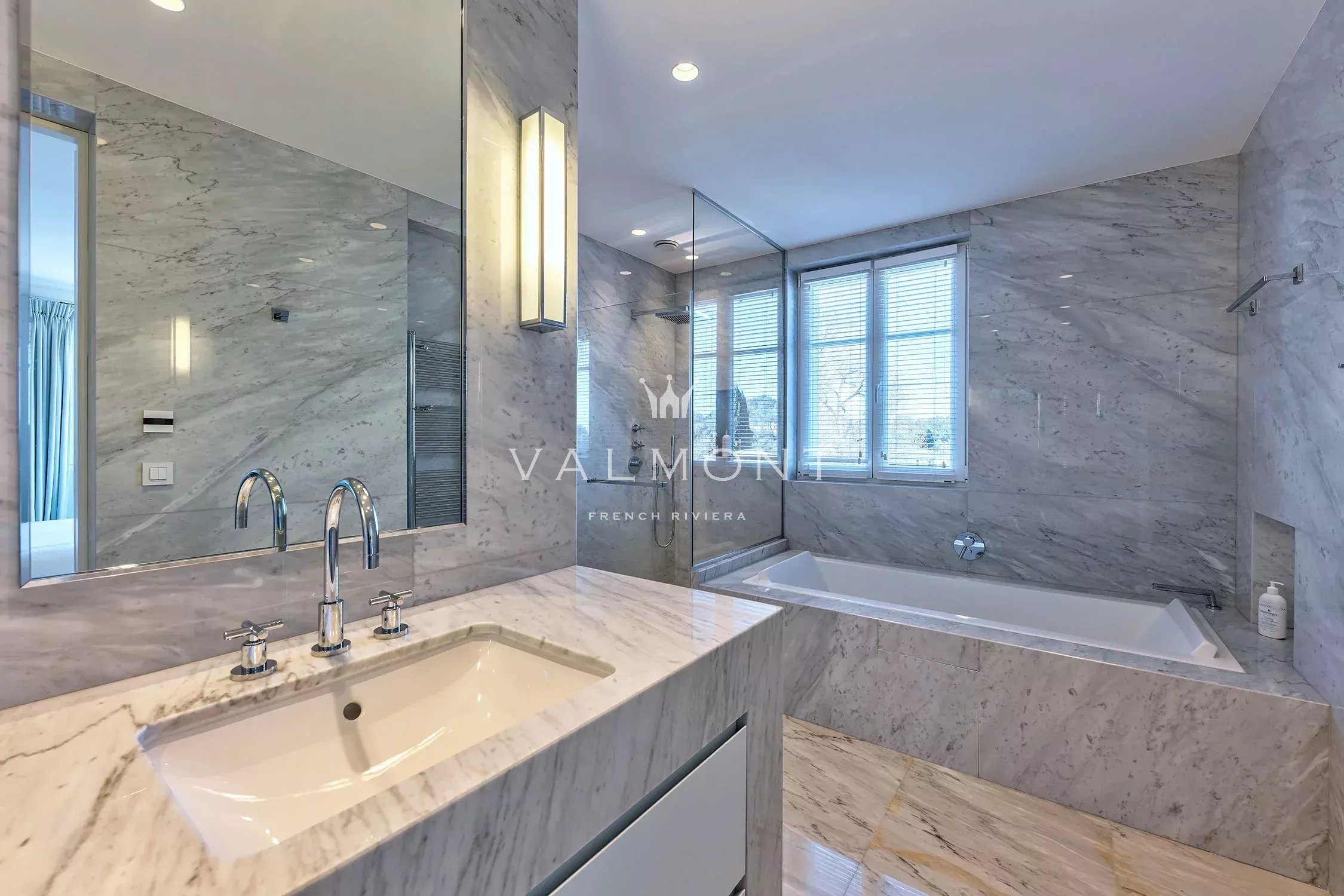 230d63dfd1ac8279e535c97092b4b857_b8ba58ea47_2250-original-85100-0.jpg Villa de luxe contemporaine au charme provençal