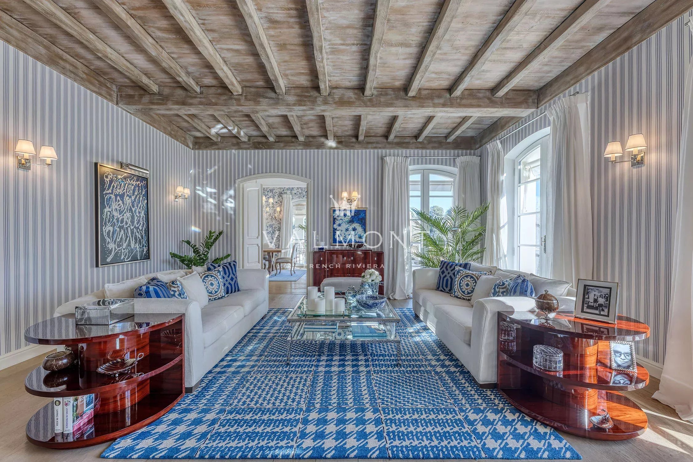 24364c7cc13e6565f600923c5767a47f_4b7e33f83f_2250-original-85100-0.jpg Villa de luxe contemporaine au charme provençal