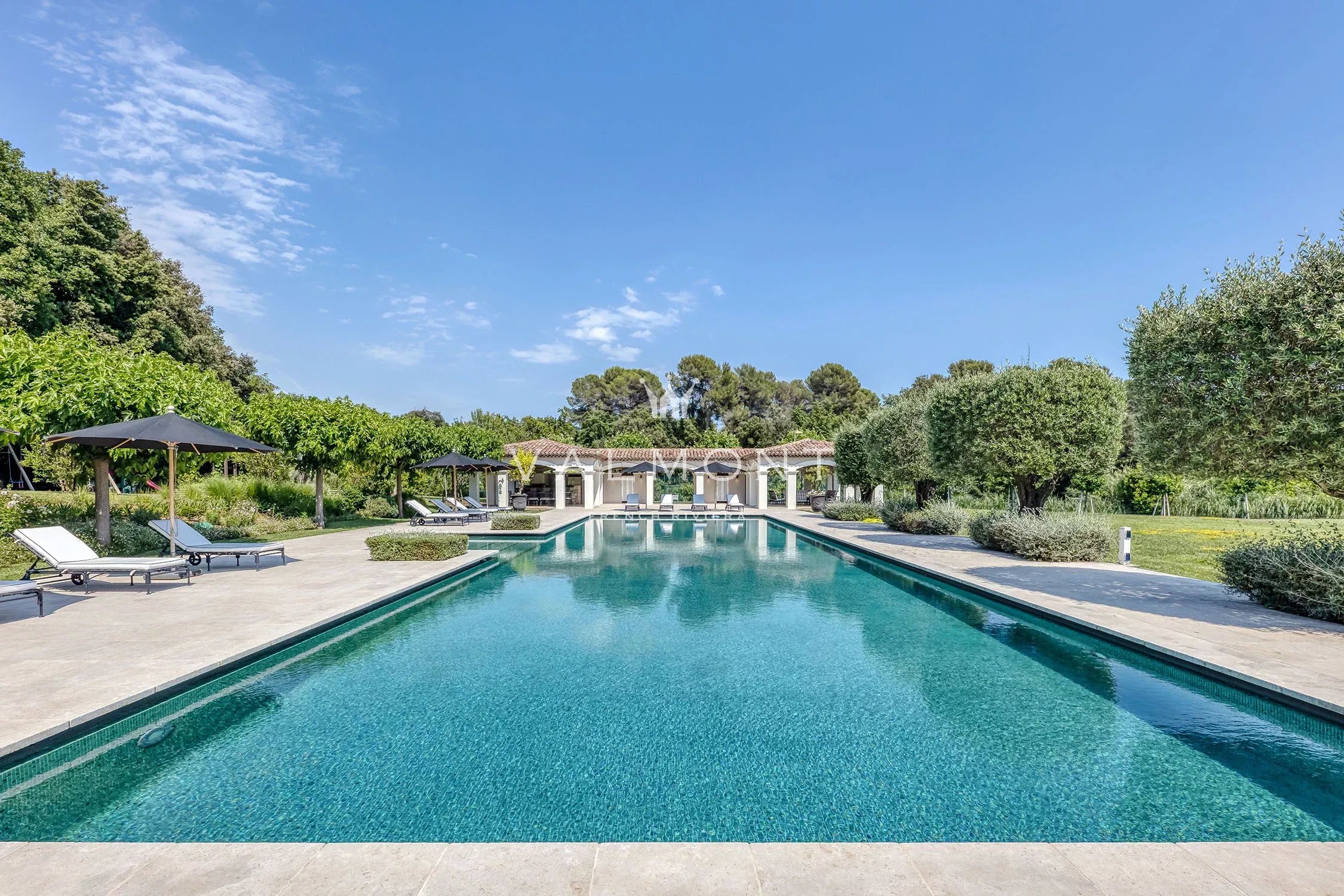 288fbb11aa4e123e272d3109b0f40504_ca68586ca2_2250-original-85100-0.jpg Villa de luxe contemporaine au charme provençal