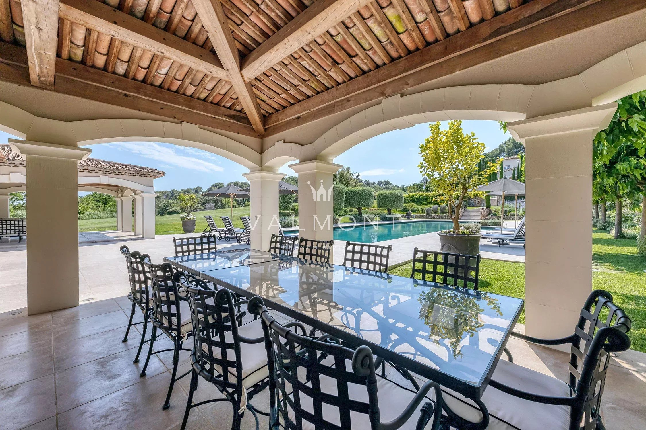 2c6e27de7994b78e26c492781f9ee6ff_5392c596b8_2250-original-85100-0.jpg Villa de luxe contemporaine au charme provençal