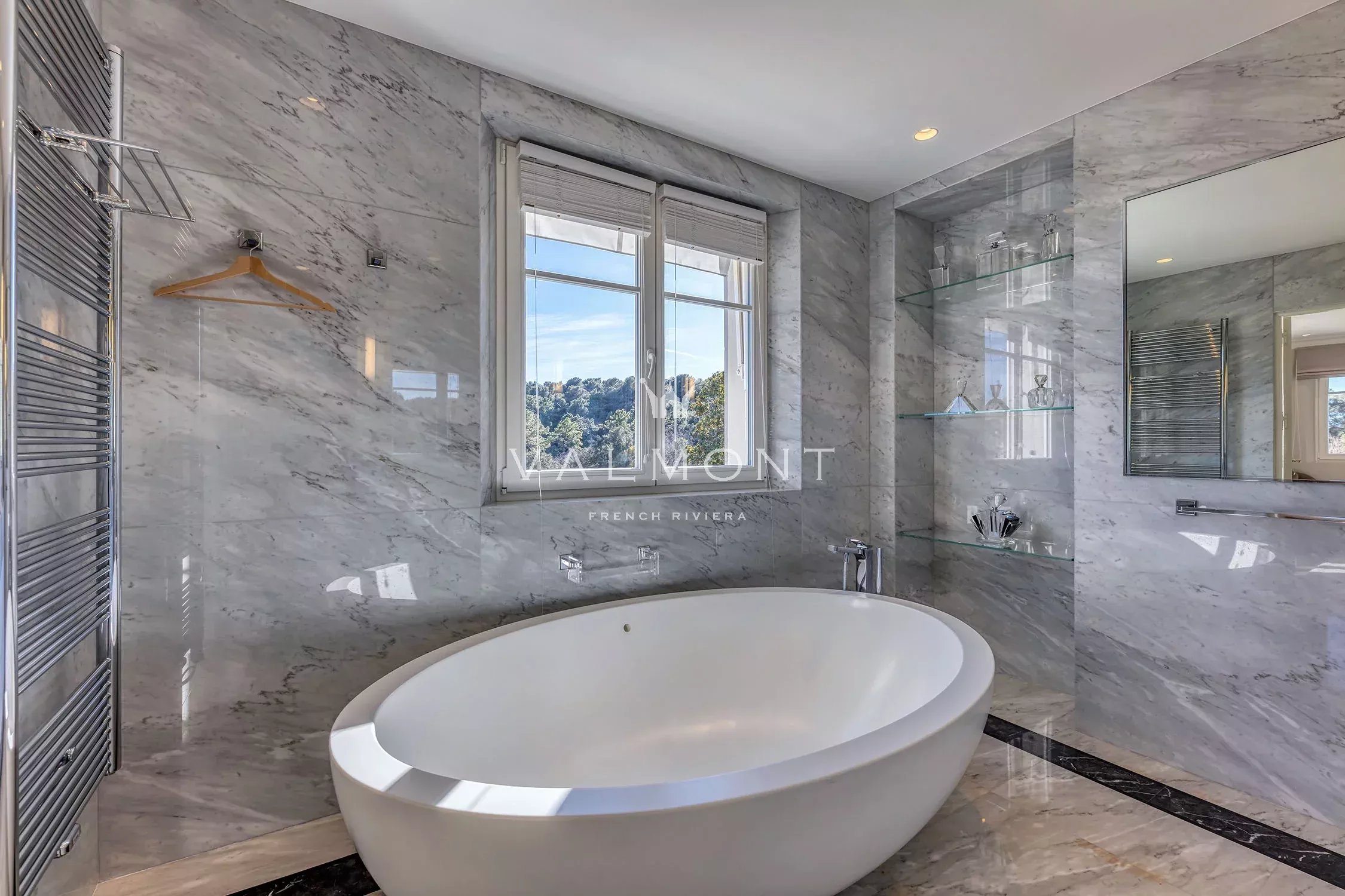 3e59e2f037f14bb7acd5ed7c38d6cd7b_e862360074_2250-original-85100-0.jpg Villa de luxe contemporaine au charme provençal