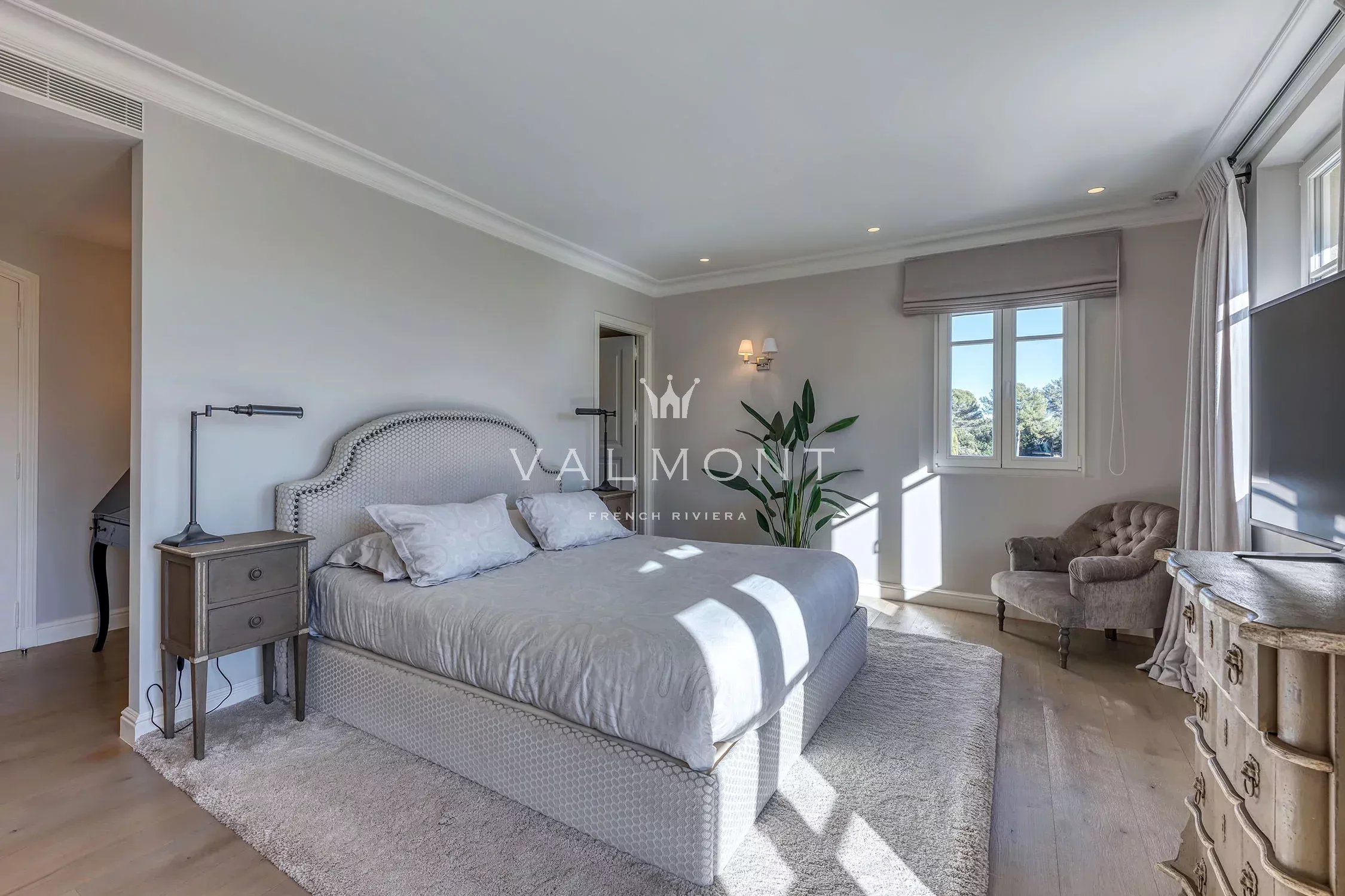 52080c378bcc9c3b81e2e6f26b2bdfb1_f8163d358b_2250-original-85100-0.jpg Villa de luxe contemporaine au charme provençal