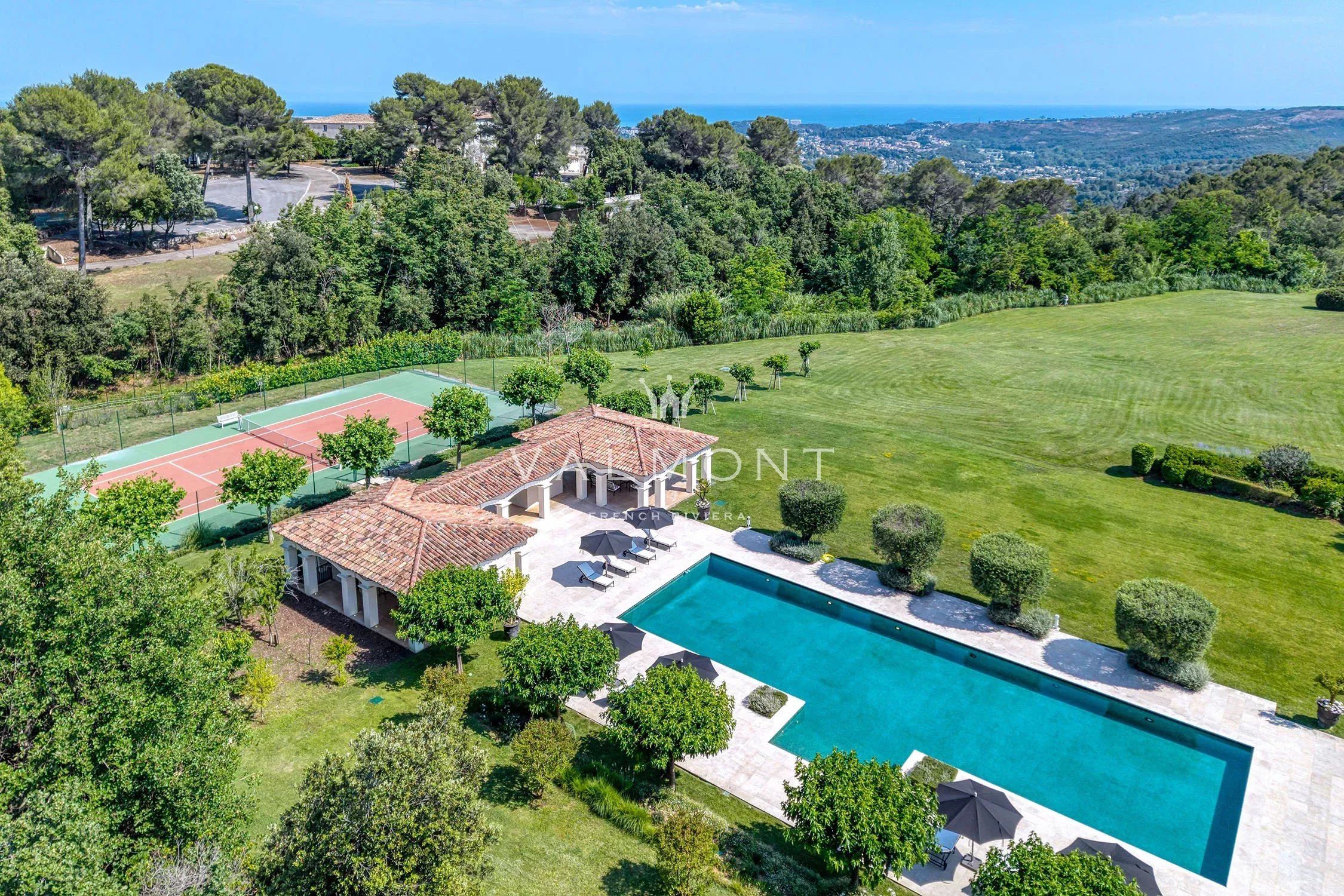 55bb278b166d335b26b51e41fb1f8392_6dac10300f_2250-original-85100-0.jpg Villa de luxe contemporaine au charme provençal