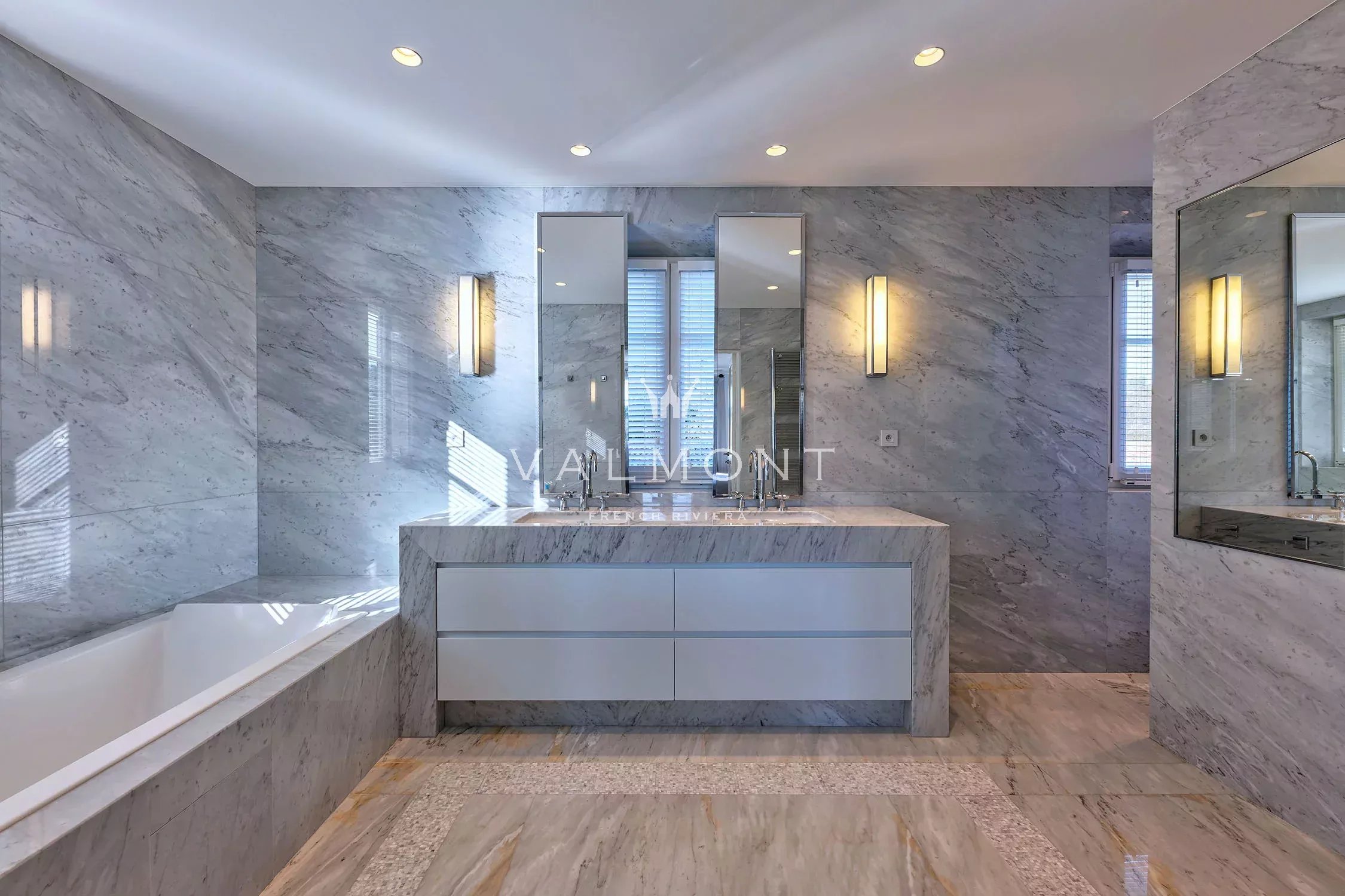 5cb878730ad1f588a91b33371d8c0f04_ee83081f44_2250-original-85100-0.jpg Villa de luxe contemporaine au charme provençal