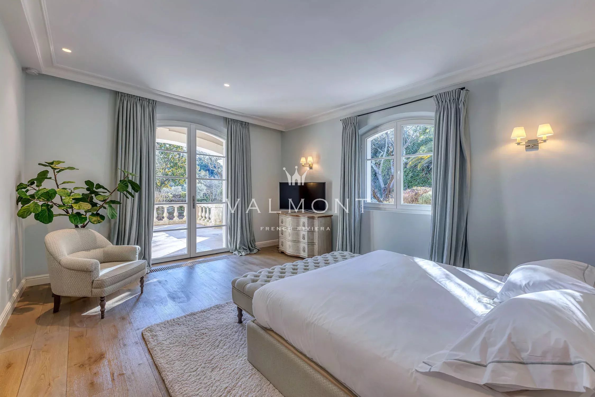 7f3e4cd8172e231b5e486862b756d032_7ee901d5fb_2250-original-85100-0.jpg Villa de luxe contemporaine au charme provençal