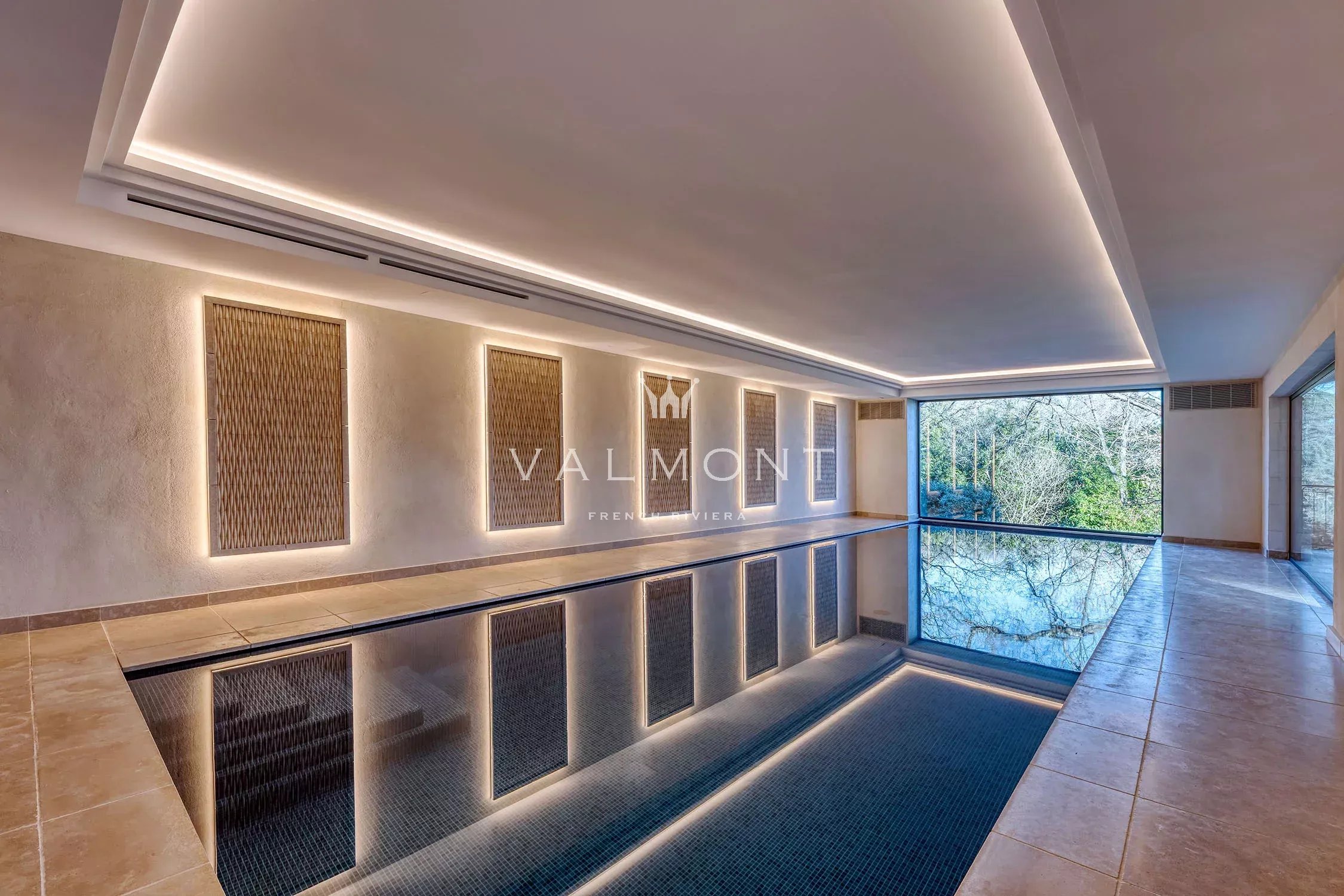 9739536128d95b261b759c6693b8cff3_a17947e346_2250-original-85100-0.jpg Villa de luxe contemporaine au charme provençal