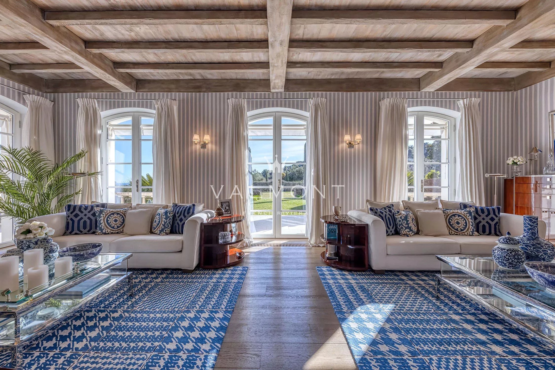 a0332fc1e91a6f880b125e1764332bda_f00fd92379_2250-original-85100-0.jpg Villa de luxe contemporaine au charme provençal